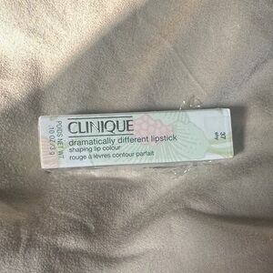 Clinique Dramatically Different Lipstick in Soft Pink